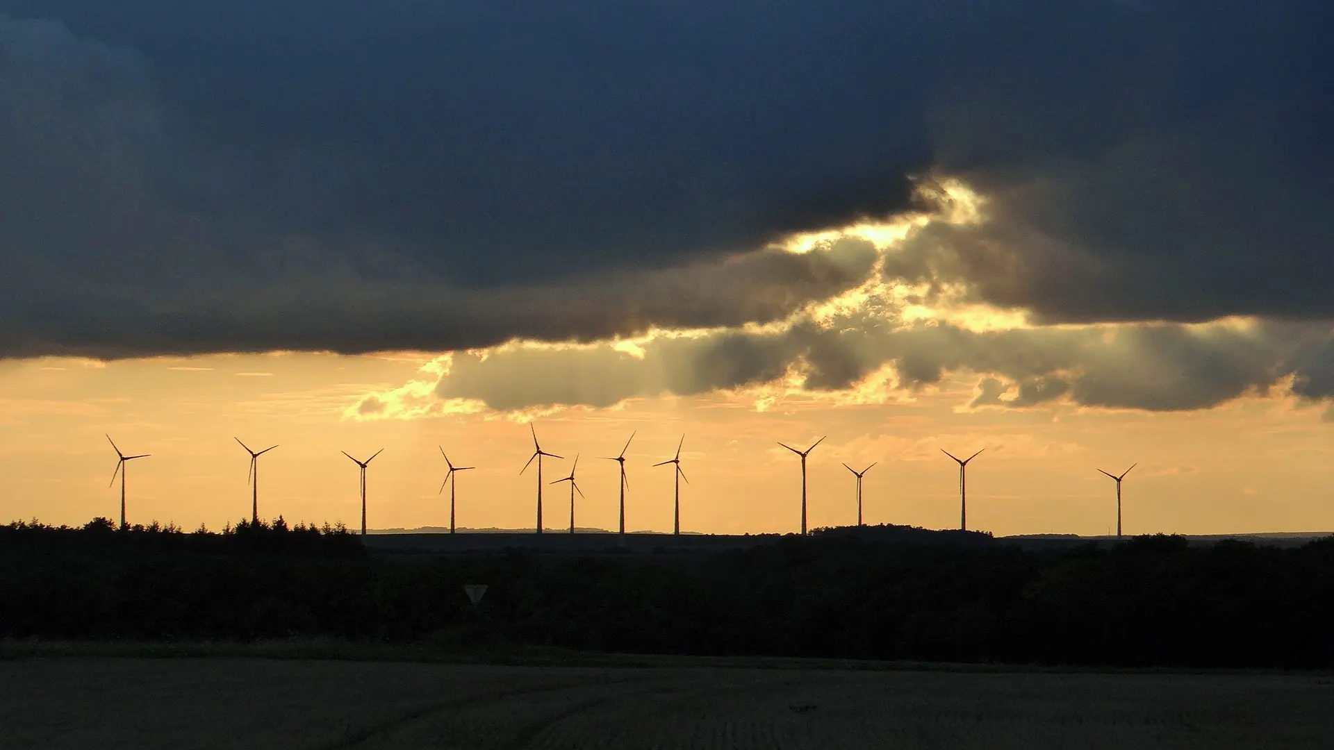 Éoliennes installées dans un paysage rural en France